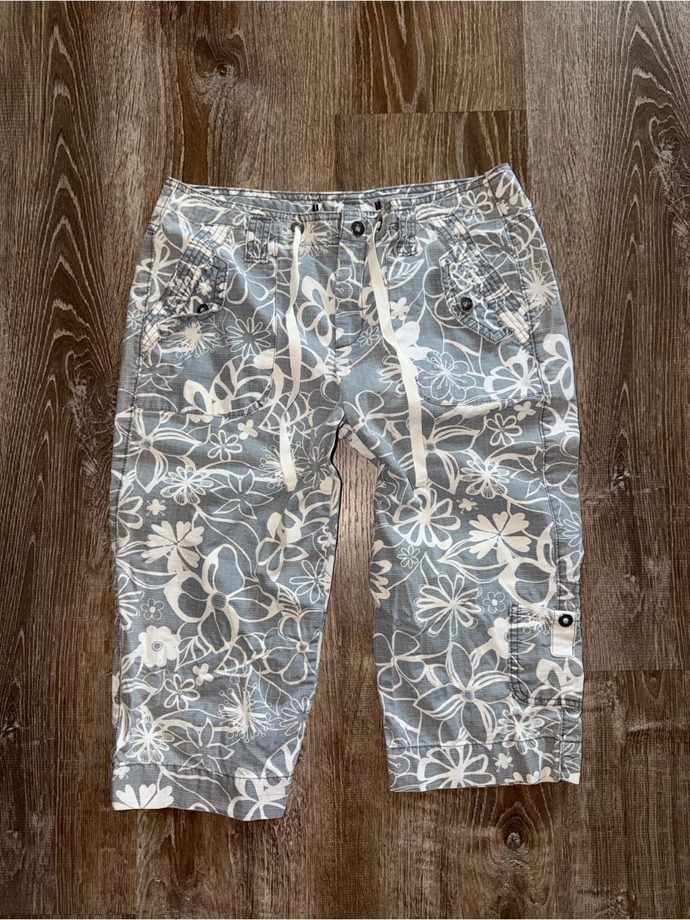 Vintage Y2K Floral Print Drawstring Cargo Capris - Grey & White